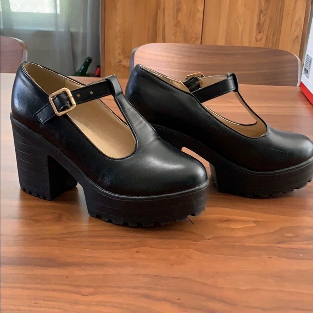 ⭐️⭐️ 2/$10 ⭐️⭐️ Super platform babydoll T-Straps